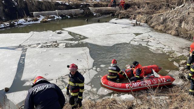 Cel puțin un mort după ce o mașină a zburat într-o groapă adâncă de 8 metri și plină parțial cu apă