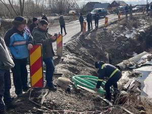 Cel puțin un mort după ce o mașină a zburat într-o groapă adâncă de 8 metri și plină parțial cu apă