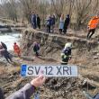 Cel puțin un mort după ce o mașină a zburat într-o groapă adâncă de 8 metri și plină parțial cu apă