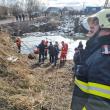 Cel puțin un mort după ce o mașină a zburat într-o groapă adâncă de 8 metri și plină parțial cu apă