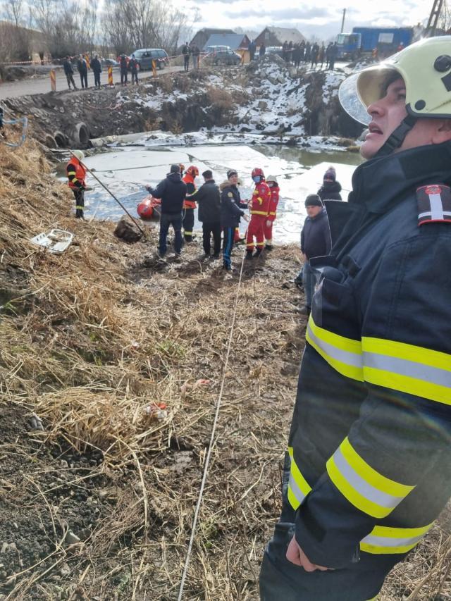 Cel puțin un mort după ce o mașină a zburat într-o groapă adâncă de 8 metri și plină parțial cu apă