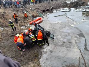 Doi morți în accidentul de la Liteni, după ce o mașină a zburat într-o groapă cu apă