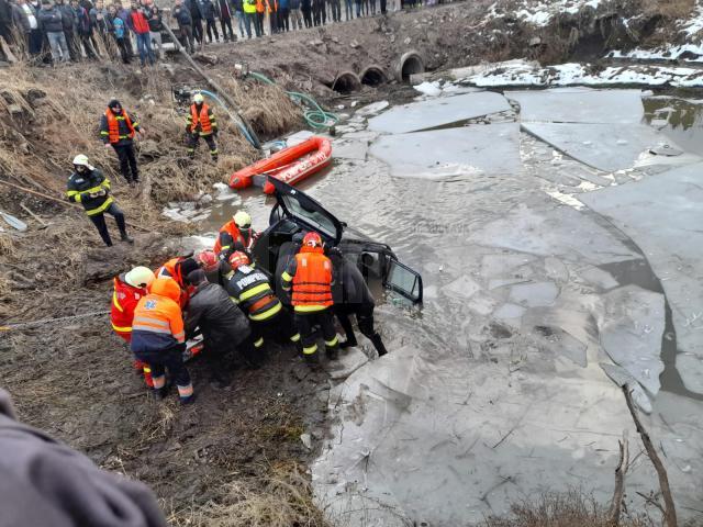 Doi morți în accidentul de la Liteni, după ce o mașină a zburat într-o groapă cu apă