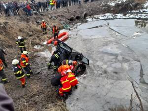 Doi morți în accidentul de la Liteni, după ce o mașină a zburat într-o groapă cu apă