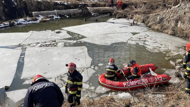 Doi morți în accidentul de la Liteni, după ce o mașină a zburat într-o groapă cu apă