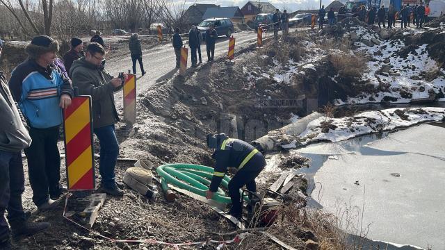 Doi morți în accidentul de la Liteni, după ce o mașină a zburat într-o groapă cu apă