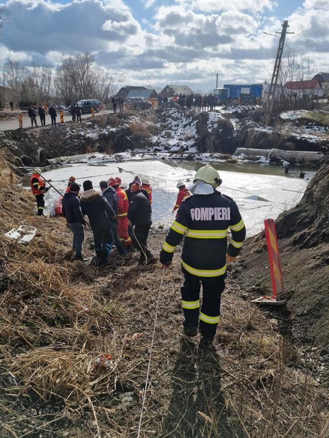 Bunic și nepoată, morți după ce mașina în care se aflau a căzut într-o groapă plină cu apă