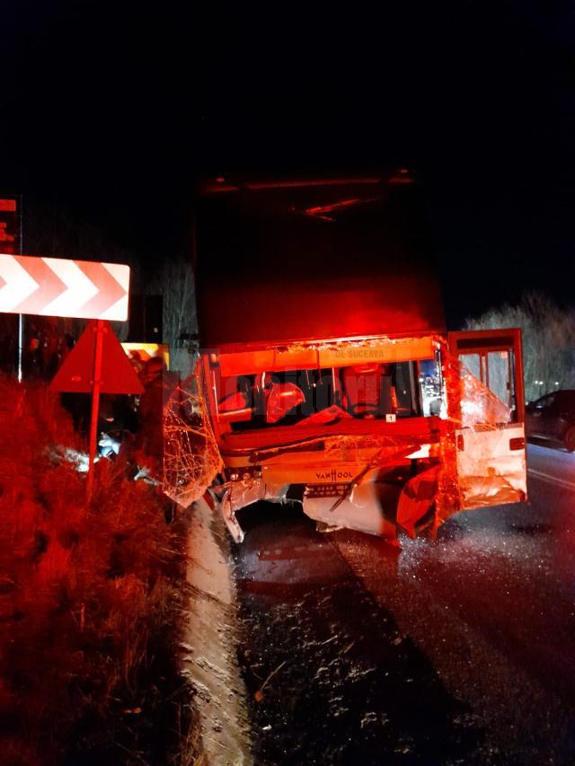 Un tânăr a murit, iar altul a fost rănit, în urma coliziunii dintre un autocar și un autoturism