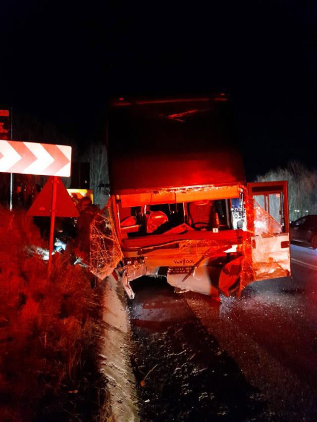 Autocarul cu 60 de oameni a suferit avarii serioase