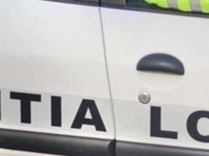 Echipaj de la Poliția Locală Fălticeni, cercetat penal după ce ar fi apostrofat o fată pe trecerea de pietoni