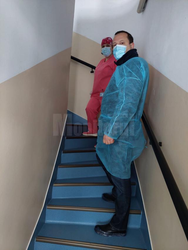 Prefectul Alexandru Moldovan, pe scara de acces către saloanele unde sunt internați pacienții cu Covid-19