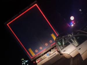 Un vehicul greu, o autoutilitară și un autoturism au fost implicate într-un accident rutier
