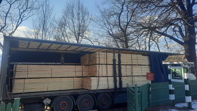 Camion de peste 35.000 de euro, încărcat cu cherestea de rășinoase, confiscat de Garda Forestieră Suceava