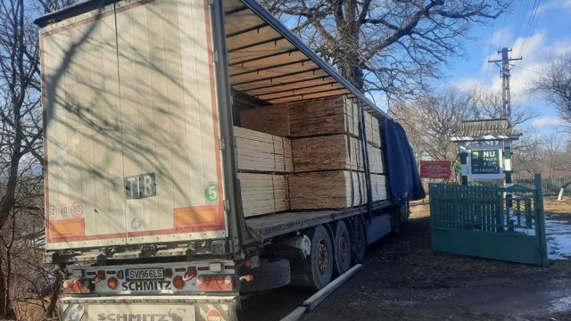 Camion de peste 35.000 de euro, confiscat de Garda Forestieră Suceava, fiind încărcat cu cherestea de rășinoase, deși în acte era cu plop