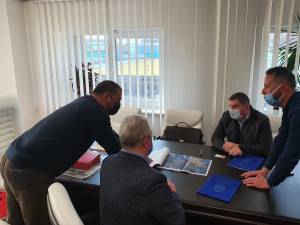 Primarul Ion Lungu a semnat contractul pentru realizarea documentației parcului fotovoltaic cu reprezentanții  firmei SC 2 GMG Construct SRL Cluj Napoca 3