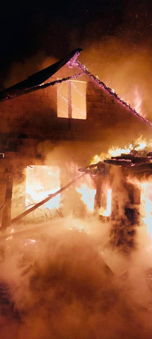 O întreagă gospodărie, cu casă și anexe, distrusă de un incendiu devastator