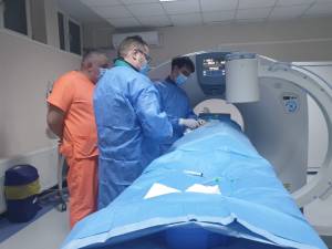 O echipă multidisciplinară de la Spitalul Județean de Urgență „Sf. Ioan cel Nou” Suceava a efectuat o intervenție în cadrul căreia au fost „topite” două metastaze osoase
