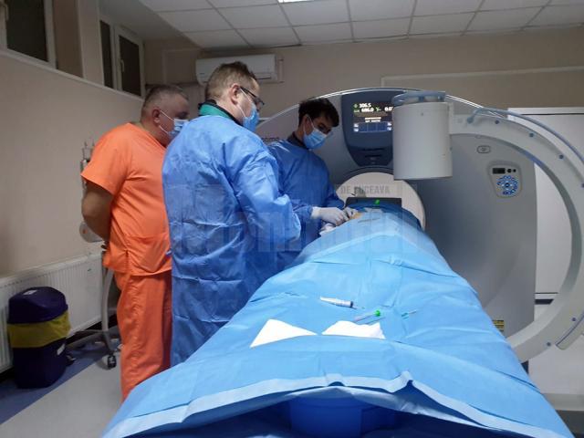 O echipă multidisciplinară de la Spitalul Județean Suceava a efectuat o intervenție în cadrul căreia au fost „topite” două metastaze osoase