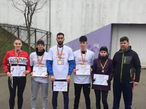 O parte dintre atleții de la CSM Suceava medaliați la Naționalele de marș, alături de antrenorul Radu Mihalescu