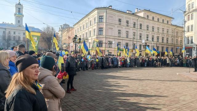 Sute de ucraineni, unii și cu cetățenie română, în stradă, la Cernăuți