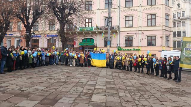 Sute de ucraineni, unii și cu cetățenie română, în stradă, la Cernăuți