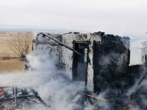 Anexa unei gospodării din Fântâna Mare a ars din cauza scânteilor zburate de la arderea unor resturi vegetale
