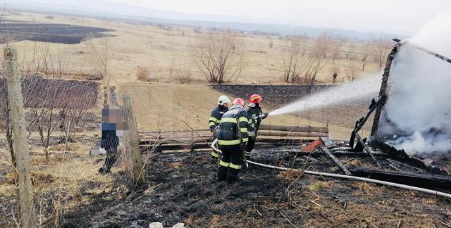 Anexa unei gospodării din Fântâna Mare a ars din cauza scânteilor zburate de la arderea unor resturi vegetale