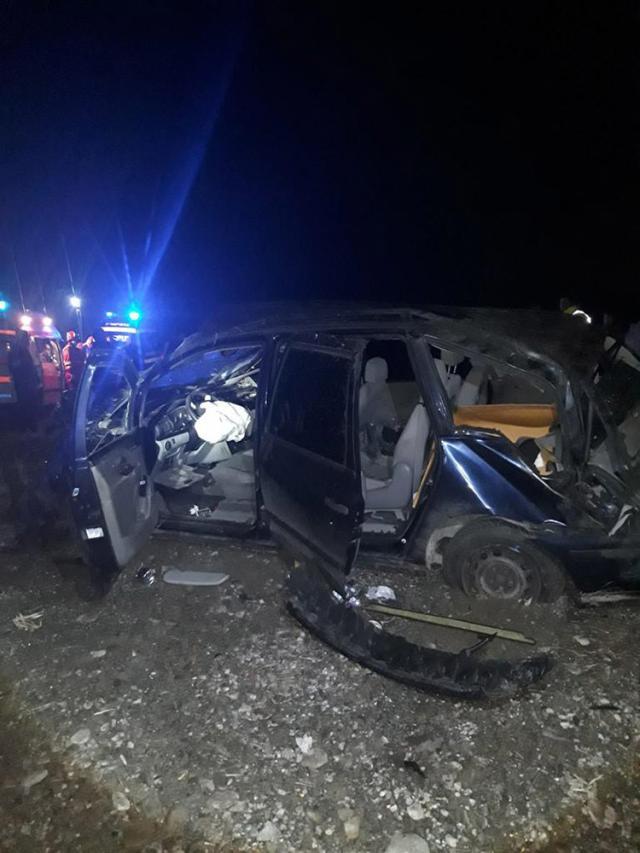 Doi tineri au scăpat ușor dintr-un accident violent, produs pe fond de viteză excesivă