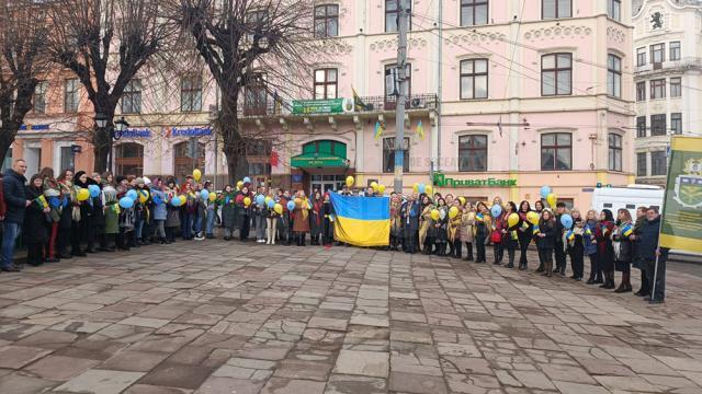 Sute de ucraineni, unii și cu cetățenie română, în stradă, la Cernăuți