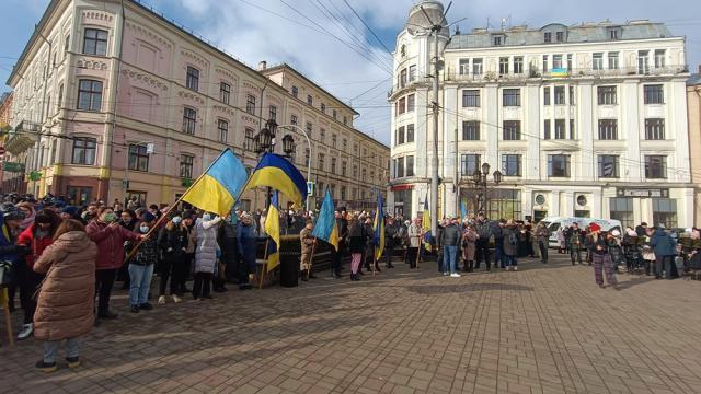 Sute de ucraineni, unii și cu cetățenie română, în stradă, la Cernăuți