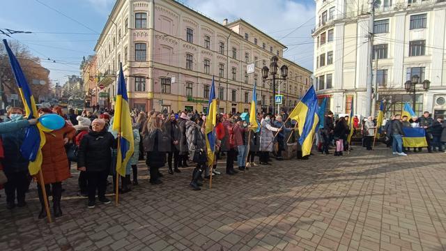 Sute de ucraineni, unii și cu cetățenie română, în stradă, la Cernăuți