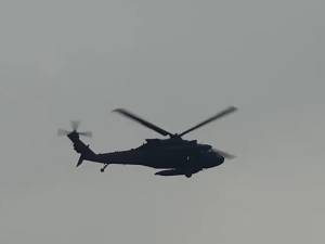Elicopterul Blackhawk al americanilor, survolând Suceava - sursa video Gusul Procopie Florin
