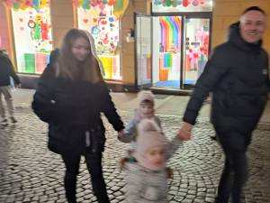 Viața pe principala arteră pietonală a orașului, Olga Kobelyanska, se derula duminică seară ca într-o zi normală