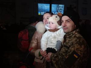 Viața pe principala arteră pietonală a orașului, Olga Kobelyanska, se derula duminică seară ca într-o zi normală