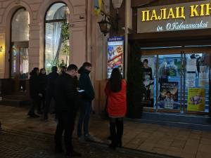 Viața pe principala arteră pietonală a orașului, Olga Kobelyanska, se derula duminică seară ca într-o zi normală