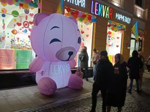 Viața pe principala arteră pietonală a orașului, Olga Kobelyanska, se derula duminică seară ca într-o zi normală