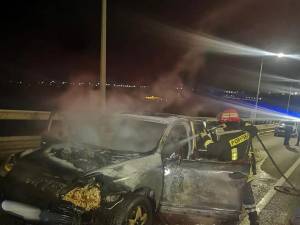 O mașină a ars violent pe șoseaua de centură a Sucevei