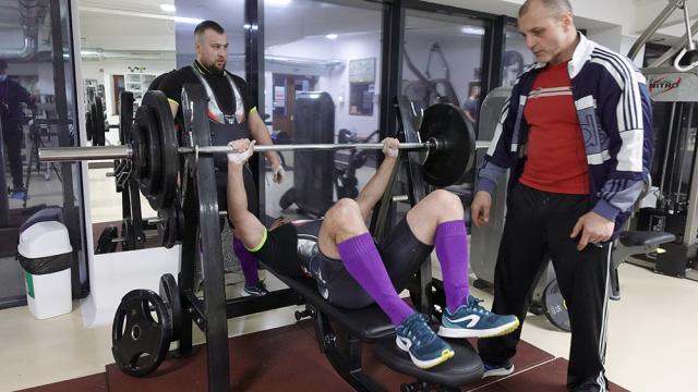 Beau zer, ridică tone la fiecare antrenament și vor să ajungă campioni mondiali la powerlifting