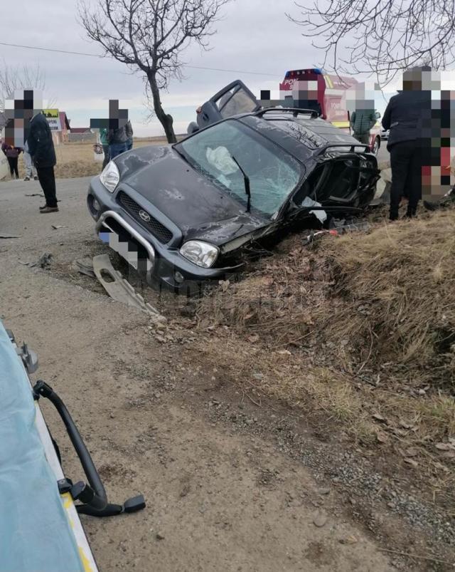 Autoturismul in care se aflau cei patru oameni raniti, la Bălcăuți