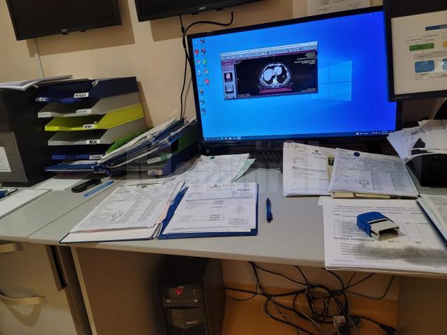 Foile de observație și analizele pacienților care își așteaptă rândul la consultație