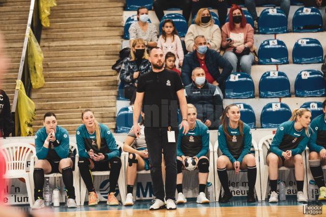 Adi Chiruț a început perfect prima sa experiență în handbalul feminin. Foto Theodor Tudose