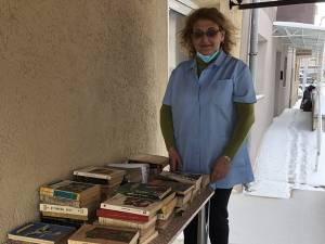 Simona Acsani: „De pe masa din fața cabinetului meu au plecat spre bibliotecile iubitorilor de carte peste nouă sute de volume”