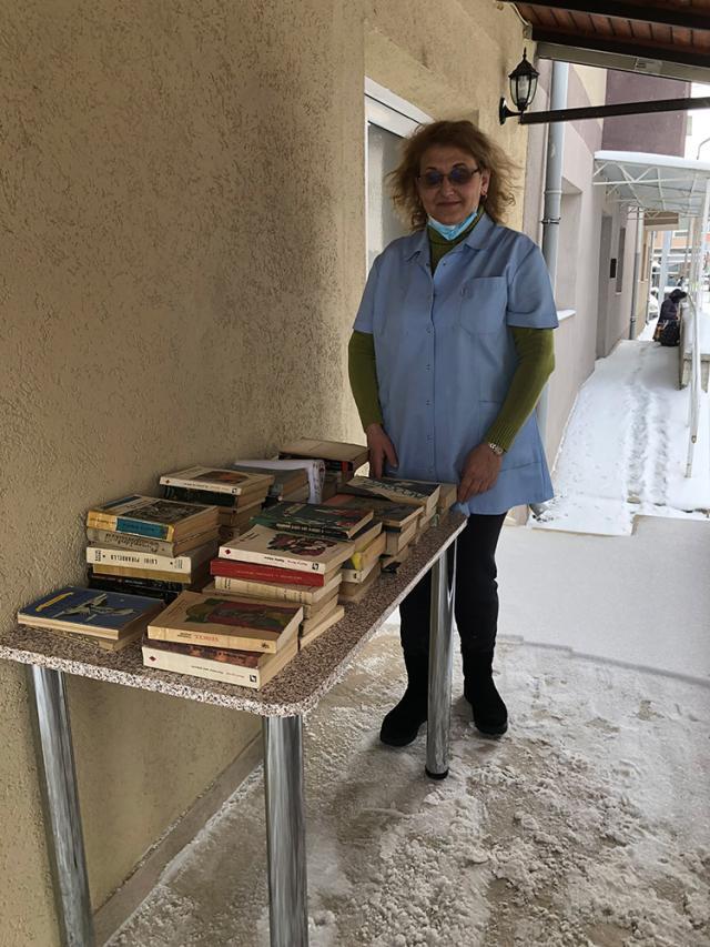Simona Acsani: „De pe masa din fața cabinetului meu au plecat spre bibliotecile iubitorilor de carte peste nouă sute de volume”