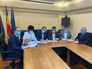 Autoritățile sucevene şi botoșănene au semnat cu ministrul Transporturilor un protocol pentru construcția drumului expres Suceava - Botoșani