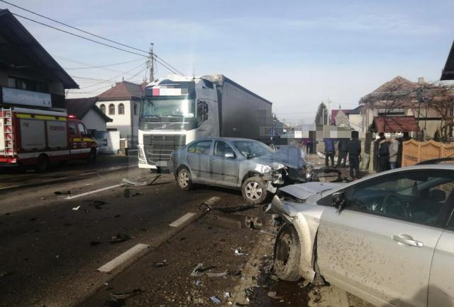 Două autoturisme și un tir, implicate într-un accident la Cornu Luncii