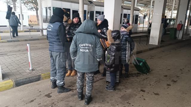 Sute de oameni din Ucraina au trecut dimineață frontiera la Siret, în România fugind din calea războiului 2