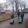 Sute de oameni din Ucraina au trecut dimineață frontiera la Siret, în România fugind din calea războiului 3