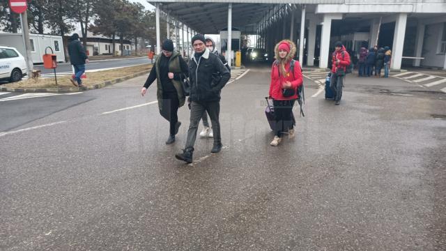 Sute de oameni din Ucraina au trecut dimineață frontiera la Siret, în România fugind din calea războiului 5