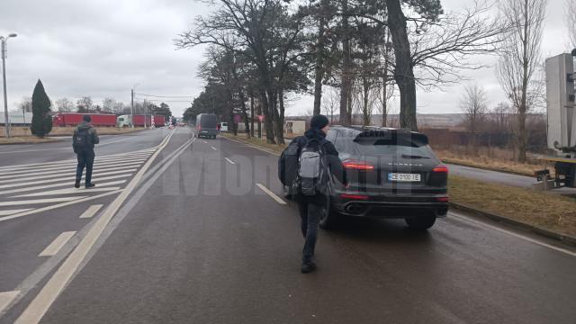 Sute de oameni din Ucraina au trecut dimineață frontiera la Siret, în România fugind din calea războiului 6
