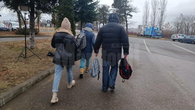 Sute de oameni din Ucraina au trecut dimineață frontiera la Siret, în România fugind din calea războiului 12
